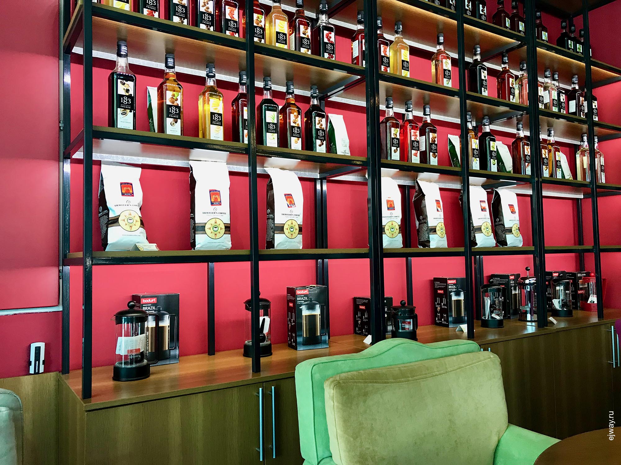 Россия, Грозный, Travelers Coffee. Грозный, ejway.ru, витрина, порядок, впечатление