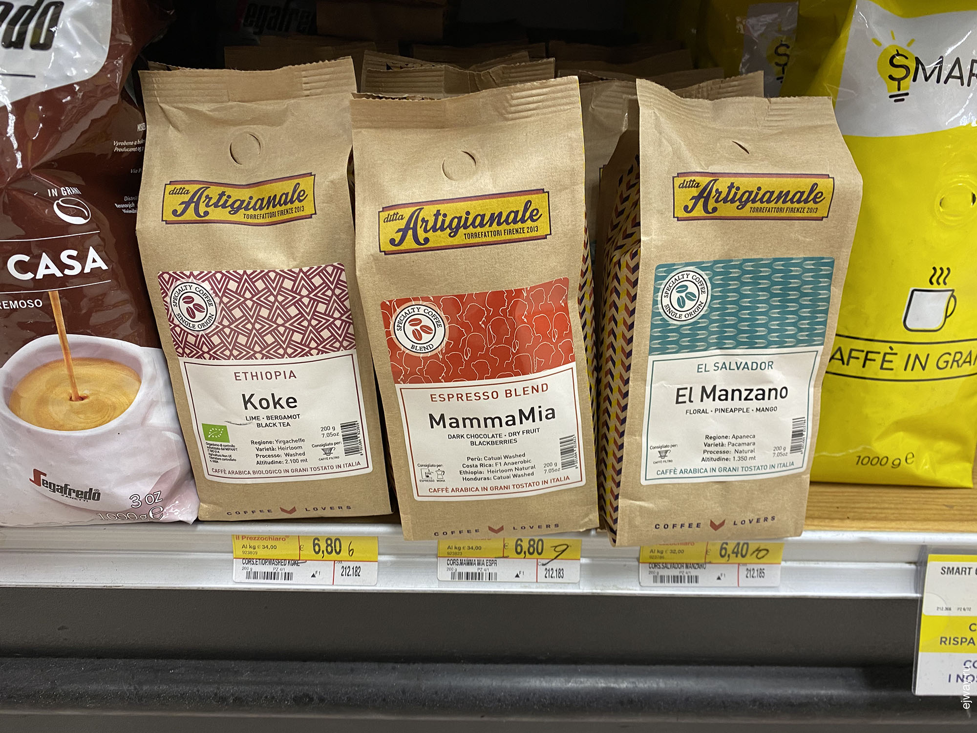 Италия, Милан, кофе, Mamma Mia. Coffee lovers, ejway.ru, кофейные полки